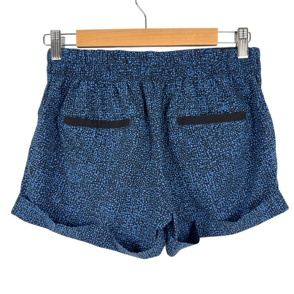Lululemon Spring Break Away Short II Pleated Cuffed Blue and Black Print Size 6 - Picture 8 of 16